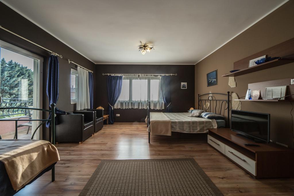 Villa Lugano Ровин Екстериор снимка
