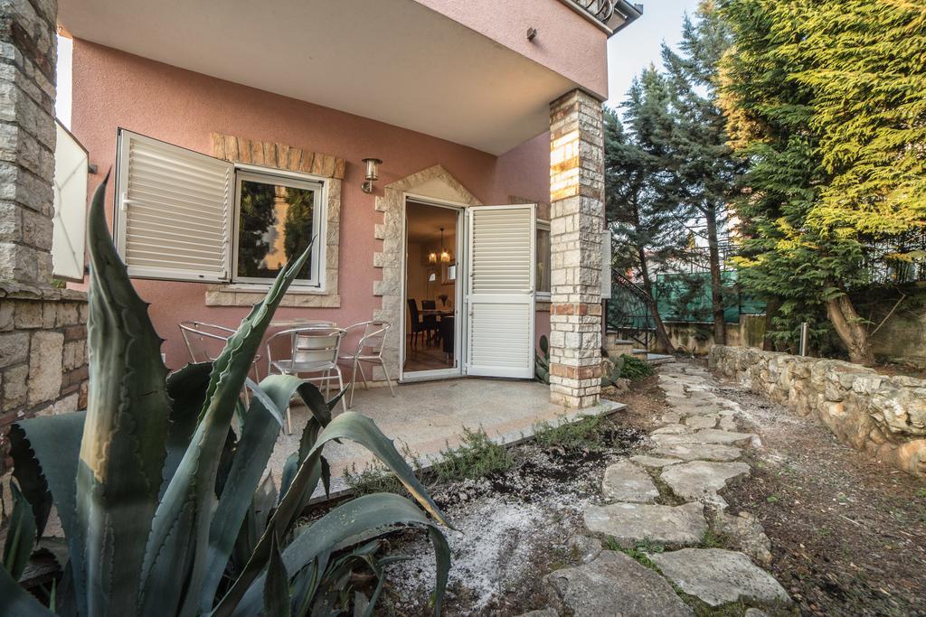 Villa Lugano Ровин Екстериор снимка
